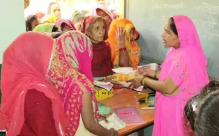 पोषाहार वितरण न करने का आरोप लगाकर लाभार्थी महिलाओं ने किया प्रदर्शन, आंगनबाड़ी केंद्र घेरा