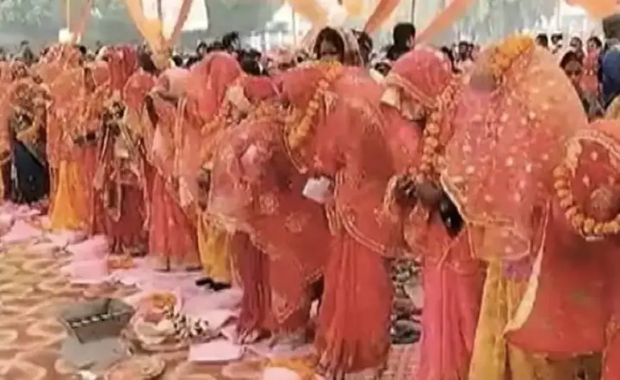 बिना दुल्हों की शादी लड़कियों ने खुद पहनी वरमाला, UP सरकार को लगाया चूना
