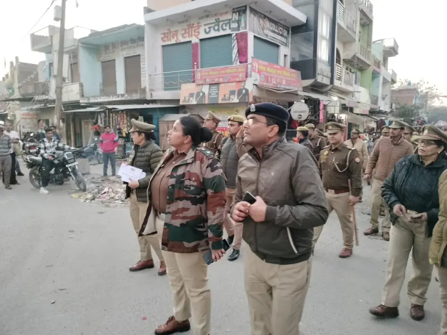 कासगंज एस पी  ने मय पुलिस बल के किया पैदल गश्त