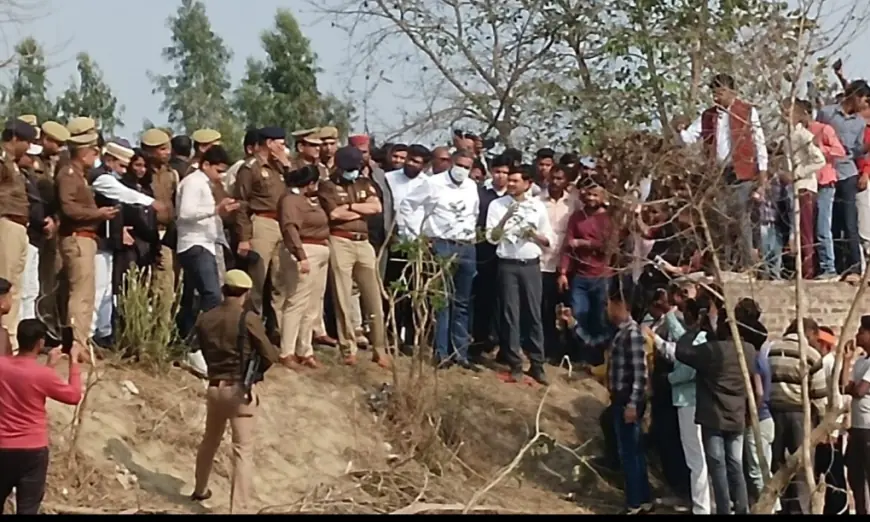 कासगंज-अलीगढ़ मंडल कमिश्नर रविंद्र और IG शलभ माथुर पहुंचें घटनास्थल,