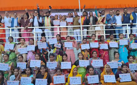 लखनऊ  में कौशल किशोर द्वारा आयोजित की गई साड़ी युक्त महिला दौड़