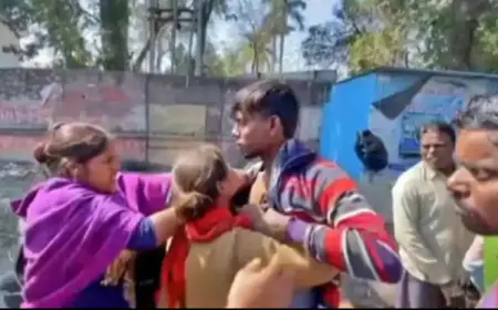 बीच कचहरी मां ने बेटी के प्रेमी की चप्पलों से की पिटाई, कोर्ट मैरिज करने पहुंचा था जोड़ा