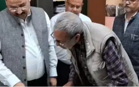 डीएम की पेशकार पर गिरी गाज: लिपिको का जवाब तलब, हड़कंप