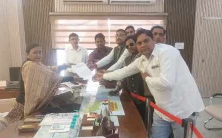 पत्रकार समाज कल्याण समिति कासगंज ने जिलाधिकारी को सौंपा ज्ञापन।