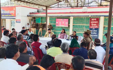 कासगंज(अमांपुर) आगामी त्यौहार के मद्देनजर पीस कमेटी की हुई बैठक।