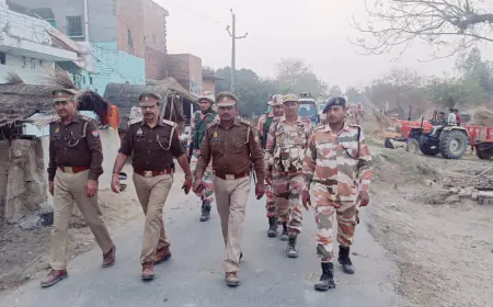 कासगंज संवेदनशील स्थानों पर फ्लैग मार्च किया गया ।