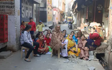 नगर के मध्य बने श्याम गेट पर गेट निर्माण  होने पर  मुहल्ले की महिलाओं ने किया कड़ा विरोध