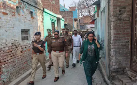 कासगंज अर्धसैनिक बल के साथ स्थानीय पुलिस सहित थाना सहावर ग्राम कनोई में फ्लैग मार्च किया गया।