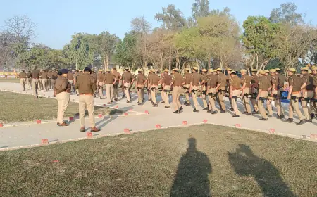 पुलिस लाइन कासगंज में शुक्रवार की साप्ताहिक परेड का आयोजन किया गया