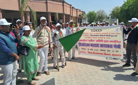 कासगंज जिला निर्वाचन अधिकारी ने मतदाता जागरूकता रैली को हरी झण्डी दिखाकर रवाना किया।