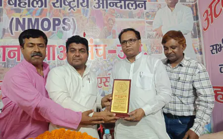 अटेवा के प्रदेश अध्यक्ष विजय कुमार *बन्धु ने नवनिर्वाचित लेखपाल संघ के प्रदेश अध्यक्ष राममूरत यादव व संगठन मंत्री मनीष पाठक को माला पहनाकर स्मृति चिह्न देकर सम्मानित किया