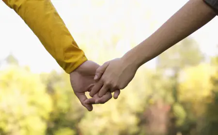 थामे राखिए सदा अपनों का हाथ