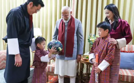 भूटान के नरेश ने प्रधानमंत्री मोदी को दिया स्पेशल डिनर, बच्चों के साथ खिलखिलाते दिखे