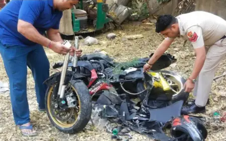 ITI इंजीनियर चला रहा था 14 लाख की बाइक, पोल से टकराई बाइक होगये दो हिस्से, मौत