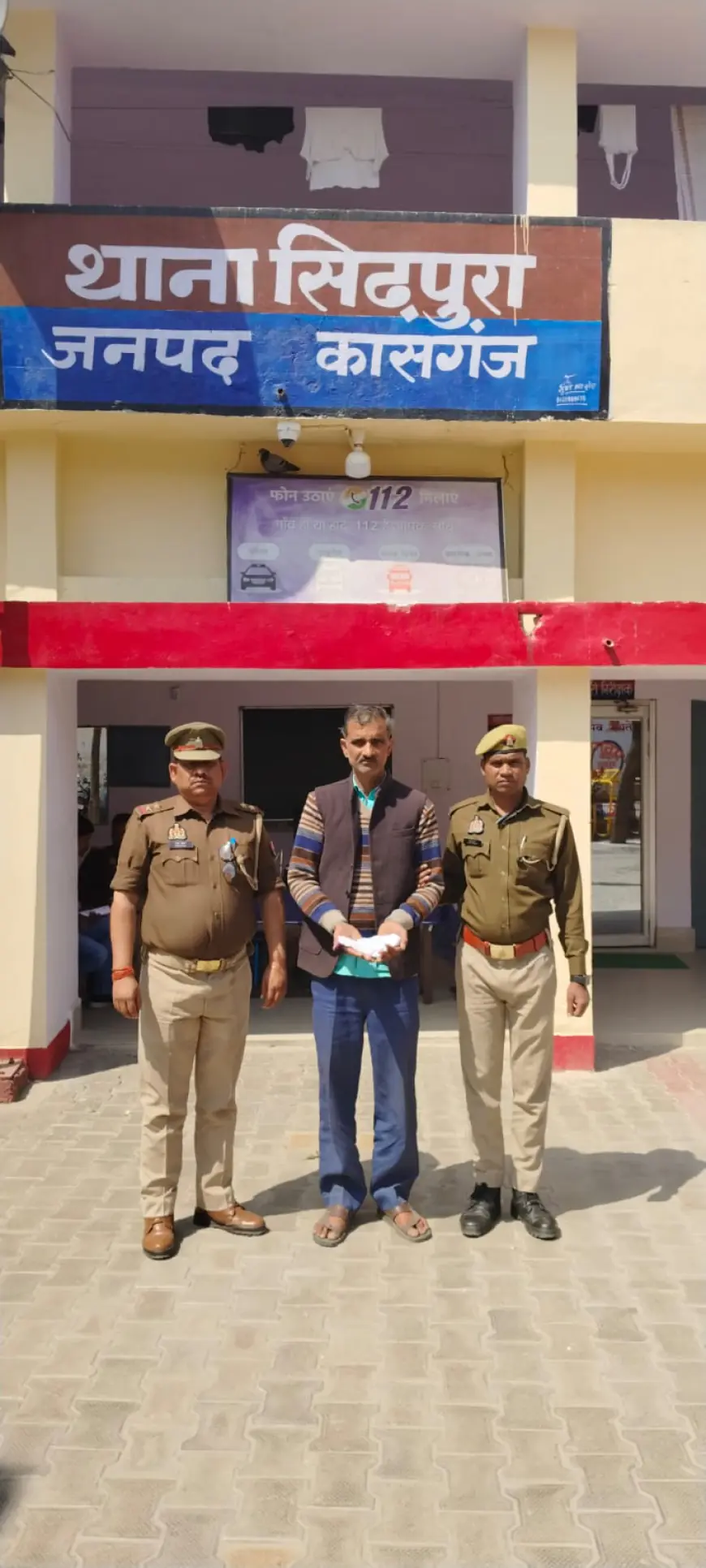 सिढ़पुरा पुलिस द्वारा 01 अभियुक्त को  01 तमंचा 315 बोर व 01 जिन्दा कारतूस 315 बोर सहित किया गिरफ्तार ।