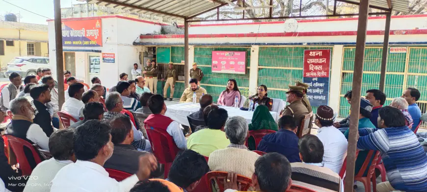 कासगंज(अमांपुर) आगामी त्यौहार के मद्देनजर पीस कमेटी की हुई बैठक।