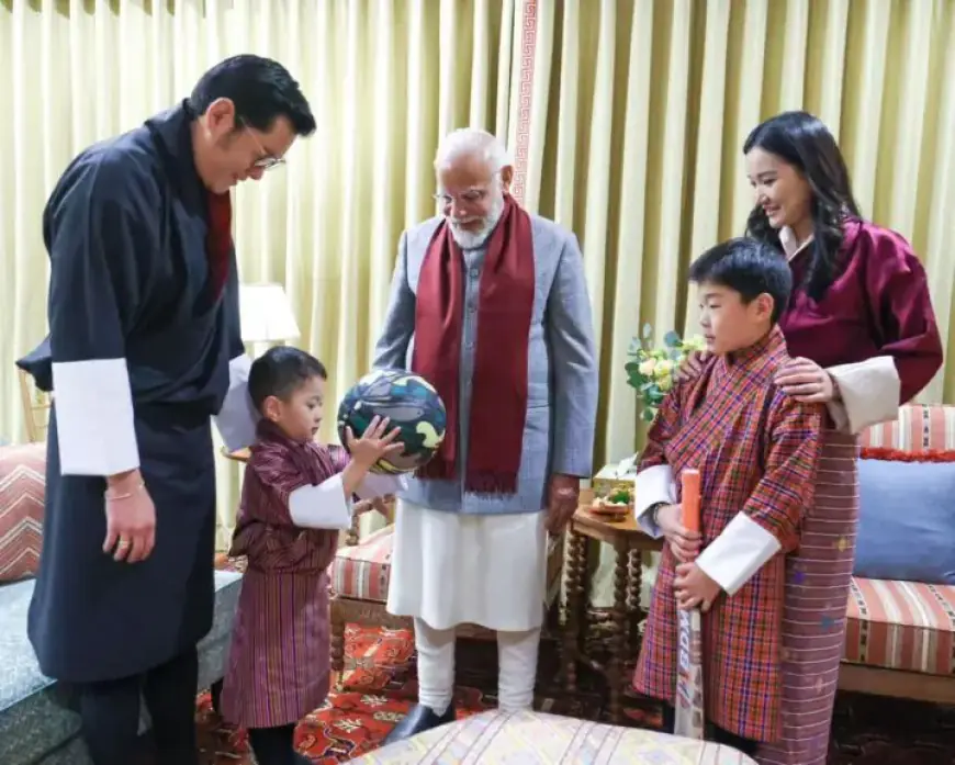 भूटान के नरेश ने प्रधानमंत्री मोदी को दिया स्पेशल डिनर, बच्चों के साथ खिलखिलाते दिखे
