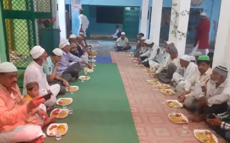 बाबा जूही शाह दरगाह पर रोजा इफ्तार बाद मांगी सलामती की दुआएं