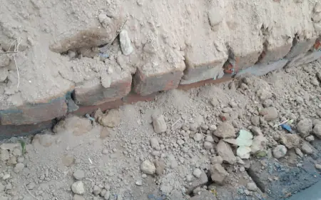 भ्रष्टाचार में लिप्त सचिव ब प्रधान,जेसीबी मशीन से उखड़वा दी खड़ंजे की गली