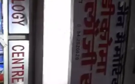 मंदबुद्धि व्यक्ति का पैथोलॉजी पर खींच रहा था खून, विकलांग पिता ने काटा हंगामा