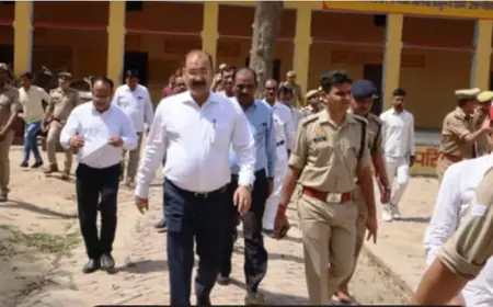 डीएम व एसपी ने कंपिल के अति सवेंदनशील बूथों का किया निरीक्षण