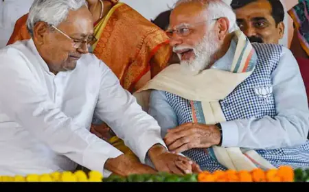 PM मोदी का नीतीश ने छूआ पैर, विपक्षियों ने ''मानसिक स्वास्थ्य'' पर सवाल उठाए
