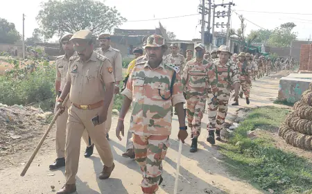 कासगंज लोकसभा चुनाव को भयमुक्त व शान्तिपूर्ण माहौल में सकुशल सम्पन्न कराने के दृष्टिगत पुलिस ने केंद्रीय अर्धसैनिक बल के साथकिया विभिन्न क्षेत्रों में फ्लैग मार्च।