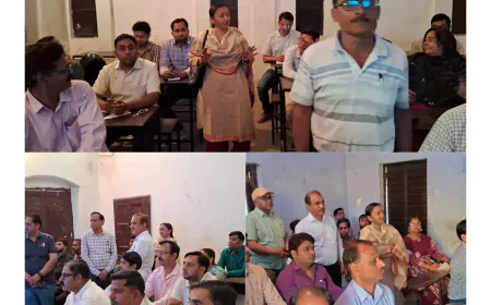 जिलाधिकारी/जिला निर्वाचन अधिकारी सुधा वर्मा द्वारा श्री गणेश इण्टर कॉलेज, कासगंज में दिये जा रहे प्रशिक्षण का किया