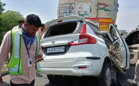 खड़े ट्रक से टकराई कार, 10 लोगों के शव निकालने के लिए काटनी पड़ी गाड़ी