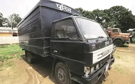 पुलिस वैन में ही महिला के साथ दो कैदियों ने किया दुष्कर्म