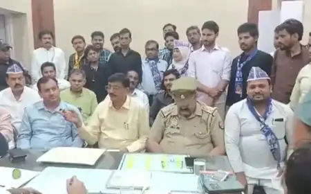 Aligarh News:  बसपा प्रत्याशी की गाड़ी पर चढ़े गुंडे, फहराने लगे भाजपा के झंडे