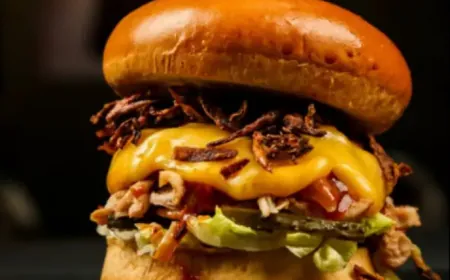 दोस्त ने खा लिया गर्लफ्रैंड का बर्गर, बॉयफ्रेंड ने उतार दिया मौत के घाट