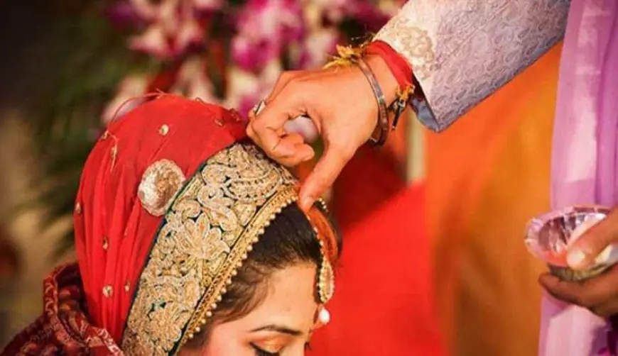 12 साल की लड़की ने बुजुर्ग धर्मगुरु से रचाई शादी, जानें हकीकत