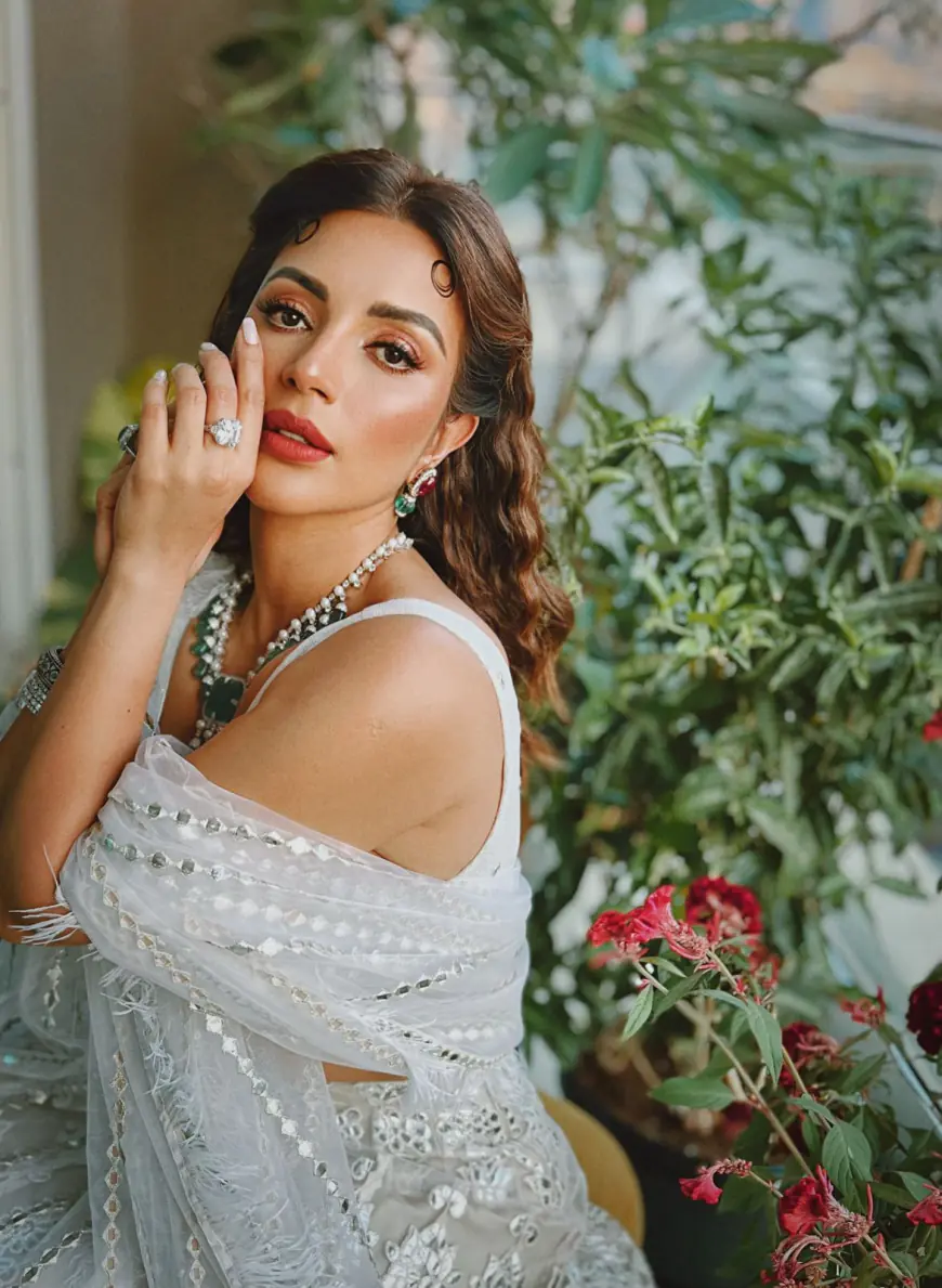 Shama Sikander is your ultimate queen of hearts, Hot White Photos