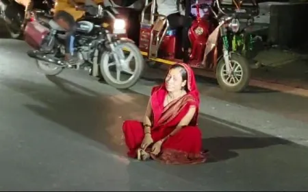 ससुरालीजनों ने नहीं खोला दरवाजा महिला ने सड़क पर किया हंगामा