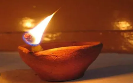 घर के मुख्यद्वार पर दाहिनी ओर दीया जलाया जाना होता है शुभ