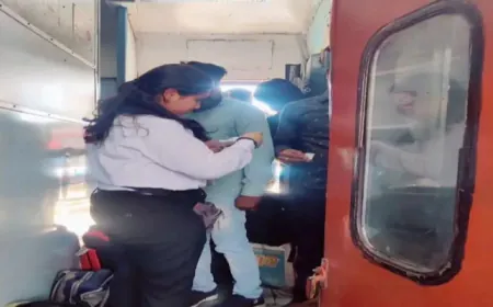 ट्रेन के बाथरूम में छिपकर कर रहे थे गलत काम, गेट खुला तो रह गए दंग