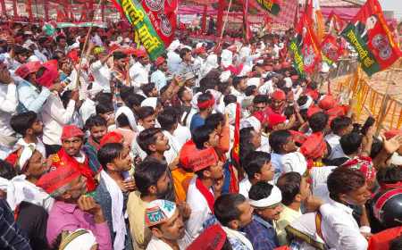 उत्साहित सपाईयों ने तोड़ी बैरिकेटिंग, हेलीपैड से लेकर सभास्थल तक उमड़े सैलाब को नहीं संभाल पाई पुलिस