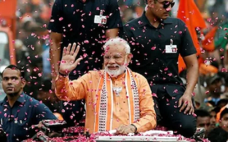 वाराणसी बना प्रधानमंत्री मोदी की लोकप्रियता का साक्षी   रोड शो और प्रस्तावकों के माध्यम  से साधे सभी राजनैतिक समीकरण