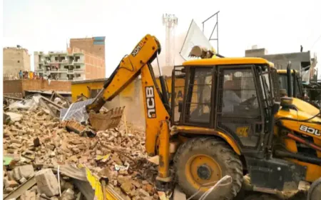 Etah Crime : खण्ड विकास अधिकारी पर हमले के आरोपी खना प्रधान के घर पर चला बुलडोजर