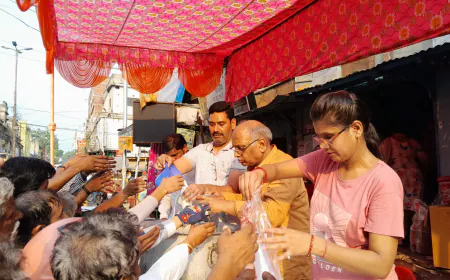 चारबाग पान दरीबा चौराहे के पास विष्णु अग्रवाल के द्वारा हनुमान जी का भव्य भंडारे का आयोजन हुआ