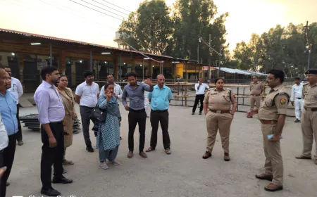 कासगंज डी0एम0 व एस0पी0 ने मंडी समिति  में मतगणना स्थल पहुँचकर सुरक्षा व्यवस्थाओं का लिया गया जायजा ।