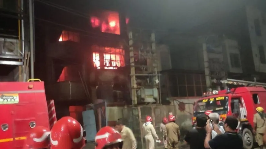 दिल्ली के नरेला में फैक्ट्री में लगा आग, बुझाने में लगीं 30  गाड़ियां