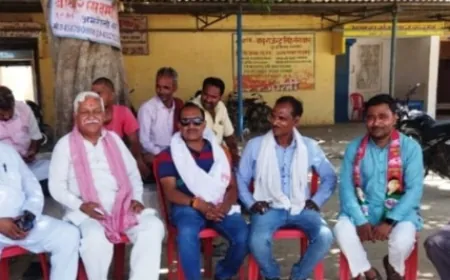 फर्रुखाबाद में ईवीएम की निगरानी करते मुस्तैद समाजवादी