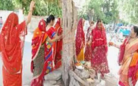 अखंड सौभाग्य के लिए सुहागिनों ने की वट वृक्ष का पूजन