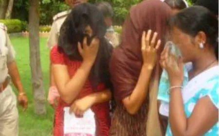 Agra : फ्लैट में चल रहा था देह व्यापार का धंधा, 2 ग्राहक सहित 5 महिलाएं पकड़ी, फ्लैट मालिक ग्राहक के हिसाब से लेता कमीशन