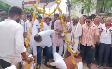 Maharashtra : केंद्रीय मंत्री किताबों से तौले जा रहे थे, तराजू टूटा मंत्री जी नीचे गिरे धड़ाम