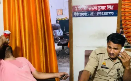 UP पुलिस की खातिर दारी, अपराधी के हाथ मे बीयर और बगल में सिपाही