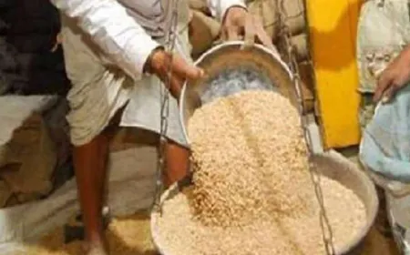 दबंगई या गुंडई, राशन डीलर लोगों को नहीं देता राशन मोदी की फ्री अन्न योजना को लगा रहा पलीता