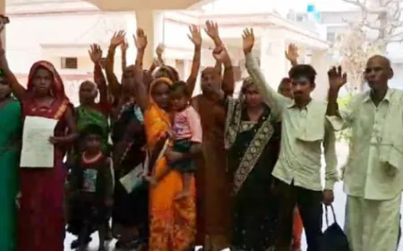 Farrukhabad:  राशन न मिलने पर तहसील में ग्रामीणों का प्रदर्शन